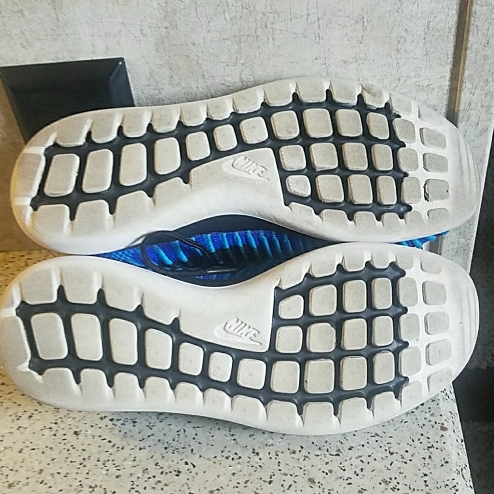 Nike Shoes - Picture 5 of 8